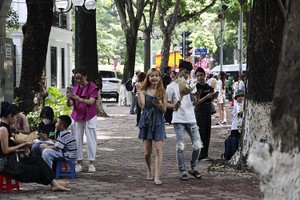 北部一些地方有阵雨和雷阵雨，中午和下午天气晴朗，有利各户外活动。