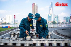 安装烟花阵地，为今晚做准备。