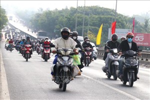 在1号国道上，交通流量、尤其是摩托车大幅增加，车流移动很慢。