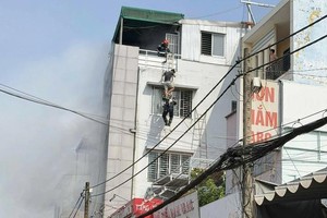 胡志明市5层民房发生火灾 3人获救