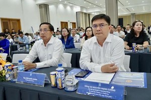 市人委会副主席阮孟强与各位代表出席启动仪式。