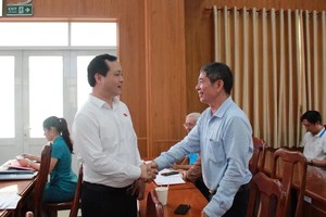  国会代表黎文东与选民交流。