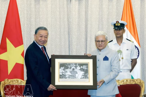 马哈拉施特拉邦邦长吉殊努·德夫·瓦尔马郑重向苏林总书记、国家主席赠送了一张胡志明主席1958年2月到访孟买的照片。