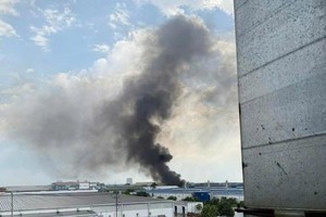 胡志明市上千平方米工厂剧烈燃烧。图：读者提供