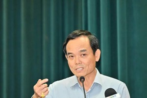 胡志明市市委书记陈留光与选民交流。图：越勇
