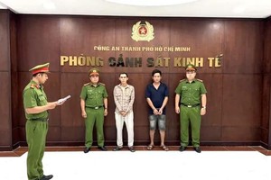 阮文泰（右）与阮文胜在公安机关。图：公安提供