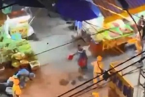 核实男子用塑料椅袭击交警事件