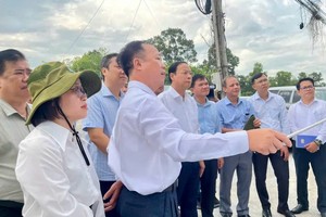 视察团听取各单位关于项目的报告。