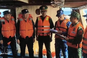 越南向中国执法部门移交2艘遇险渔船及10名渔民。