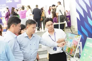 胡志明市学校管理干部参加通过实验方法分享英语教学经验的会议。