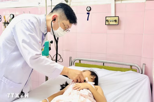 嘉定人民医院医生为疑似食物中毒的学生诊治。（图：越通社）