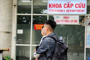患儿在胡志明市第二儿童医院急救科接受诊治与观察。