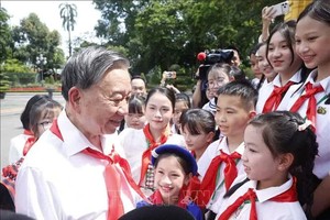 党中央总书记、国家主席苏林与胡志明少年先锋队85名优秀队员会面。