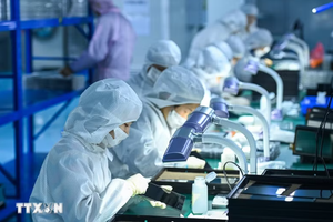  中国江西省一家电子公司的工人在工作。（图：新华社/越通社）