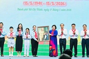 胡志明市市委、人民议会、人委会、市越南祖国阵线委员会向胡志明市胡志明少年先锋队赠送“胡伯伯与少年儿童”画作。