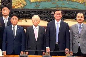 双方代表团合影留念。