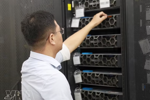 数字转型中心（庆和省科技厅）的工程师负责设备维护工作。图自越通社