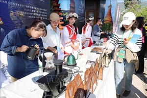 第二届玉龙雪山咖啡节上介绍云南咖啡的展位。