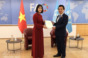 越南驻意大利大使阮芳英向粮农组织总干事屈冬玉递交委任书。图自越通社