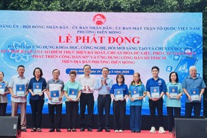 胡志明市科技厅厅长林廷胜与延鸿坊党委书记、人民议会主席黎文明向各社群数字技术组交付任务。图：廷余