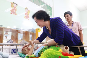 党中央书记处书记、政府副总理范氏清茶亲切看望并鼓励正在胡志明市第二儿童医院接受治疗的患儿。