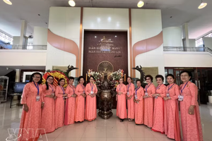 旅泰越南侨胞在乌隆他尼省胡志明纪念馆的胡志明主席祭坛前合影留念。