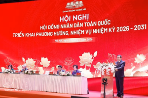 越南国会主席陈青敏讲话。