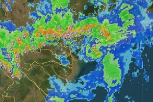 雷雨云强烈发展，给胡志明市和南部带来强降雨。