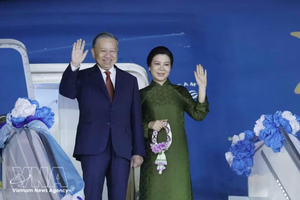 苏林总书记、国家主席和夫人启程对新加坡共和国进行国事访问。