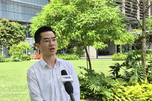 ASTAR先进光学技术部副主任何山松博士接受越通社记者采访。