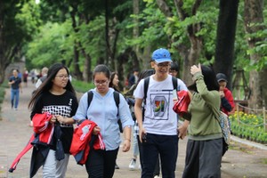  北部、中部北面和中部一些地区白天晴朗，若干地方有高温天气。