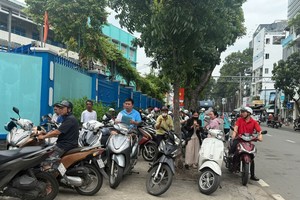 考场外的气氛同样“紧张”，家长们忐忑不安地等待孩子完成第一科目的考试。