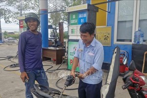 民众在胡志明市福胜坊4号加油站加油。图：黄山/越通社