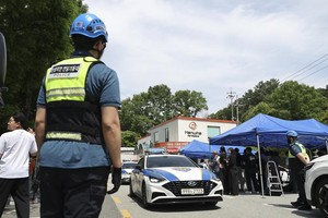 6月1日，工作人员在韩国大田市事故现场附近实施交通管制。新华社/纽西斯通讯社