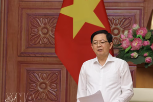 越南政府副总理胡国勇在政府办事处主持召开线上与线下相结合会议。