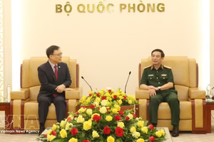 政府副总理兼国防部长潘文江大将会见韩国驻越南特命全权大使崔泳三。