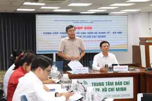 市委宣教与民运处副主任曾友峰在发布会上发言。