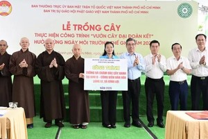 市委副书记阮福禄、释丽庄和尚与各位代表向平利乡领导代表移交工程象征牌。图：文明