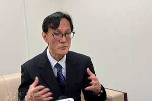 日本大阪大学教授清水正明接受越通社驻日本记者采访。图自越通社