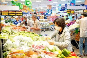 顾客在超市选购新鲜蔬果。
