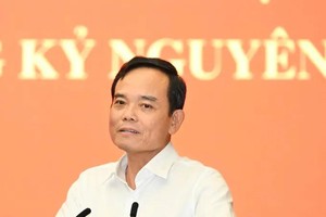 胡志明市市委书记发表指导讲话和作会议总结。