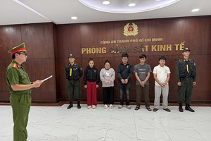 胡志明市捣毁生产逾2.3万双冒牌凉鞋团伙