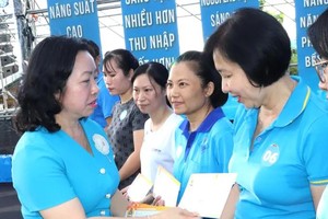 越南劳动总联团常务副主席蔡秋昌向贫困和身患绝症的工人赠送礼物。