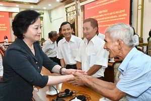 政府副总理范氏清茶在研讨会上会见各位证人。图：越勇