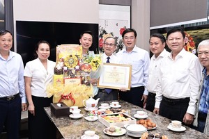 市委常务副书记黎国峰及工作团前往探望并向黎明强同志祝寿。图：文明