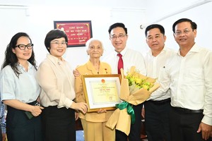 胡志明市代表团前往探望并向越南英雄母亲武氏岁祝寿。图：越勇