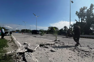 2026年6月8日，菲律宾南哥打巴托省一条在地震后开裂的道路。图自新华社/越通社