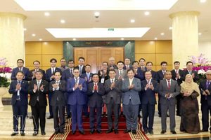 党中央书记处常务书记陈锦秀与东南亚各国政党代表合影。