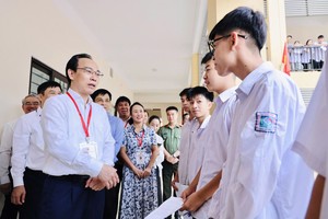 教育与培训部部长黄明山在兴安省金洞高中学校考点鼓励考生。图：NM。