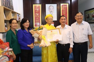 代表团探望并祝贺陈文孟长者长寿。